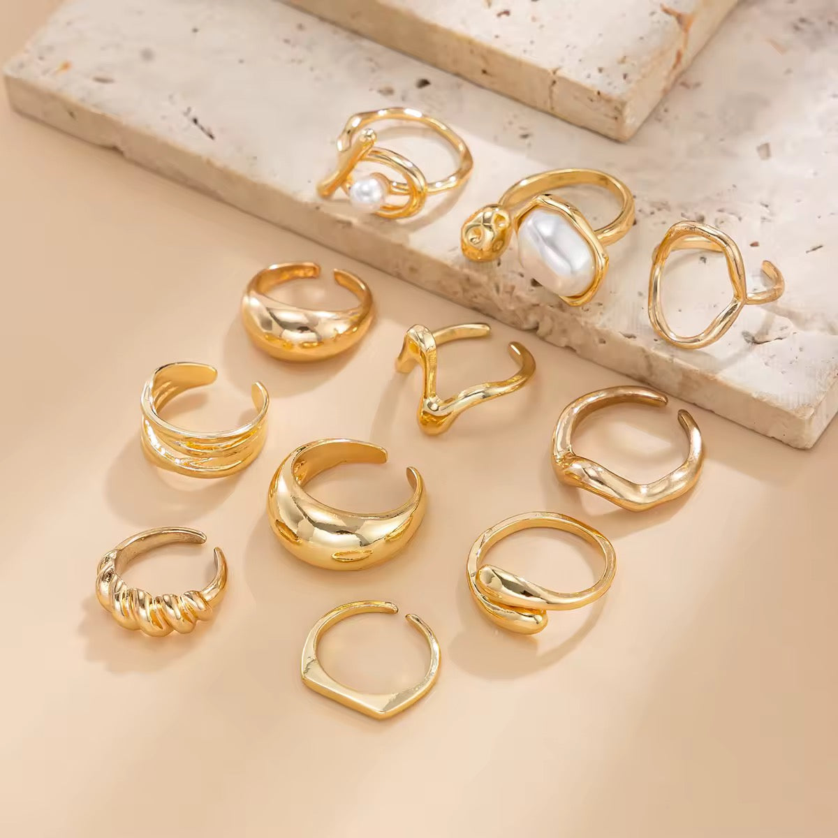 Golden Glow                                 11-teiliges Ring-Set mit Perlen & geometrischem Design