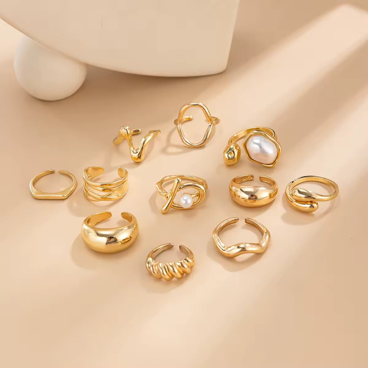 Golden Glow                                 11-teiliges Ring-Set mit Perlen & geometrischem Design